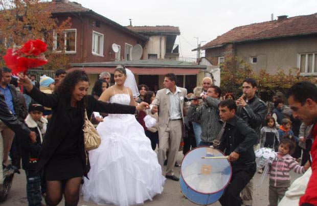 Цигани сватбари пребиха с пръчки и камъни трима полицаи в Комлука