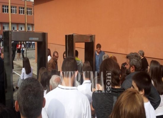 Тарашат ученици с детектори за метал заради визита на Плевнелиев