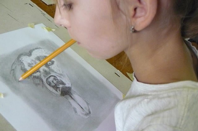 Вижте невероятната история на детето, което рисува с уста