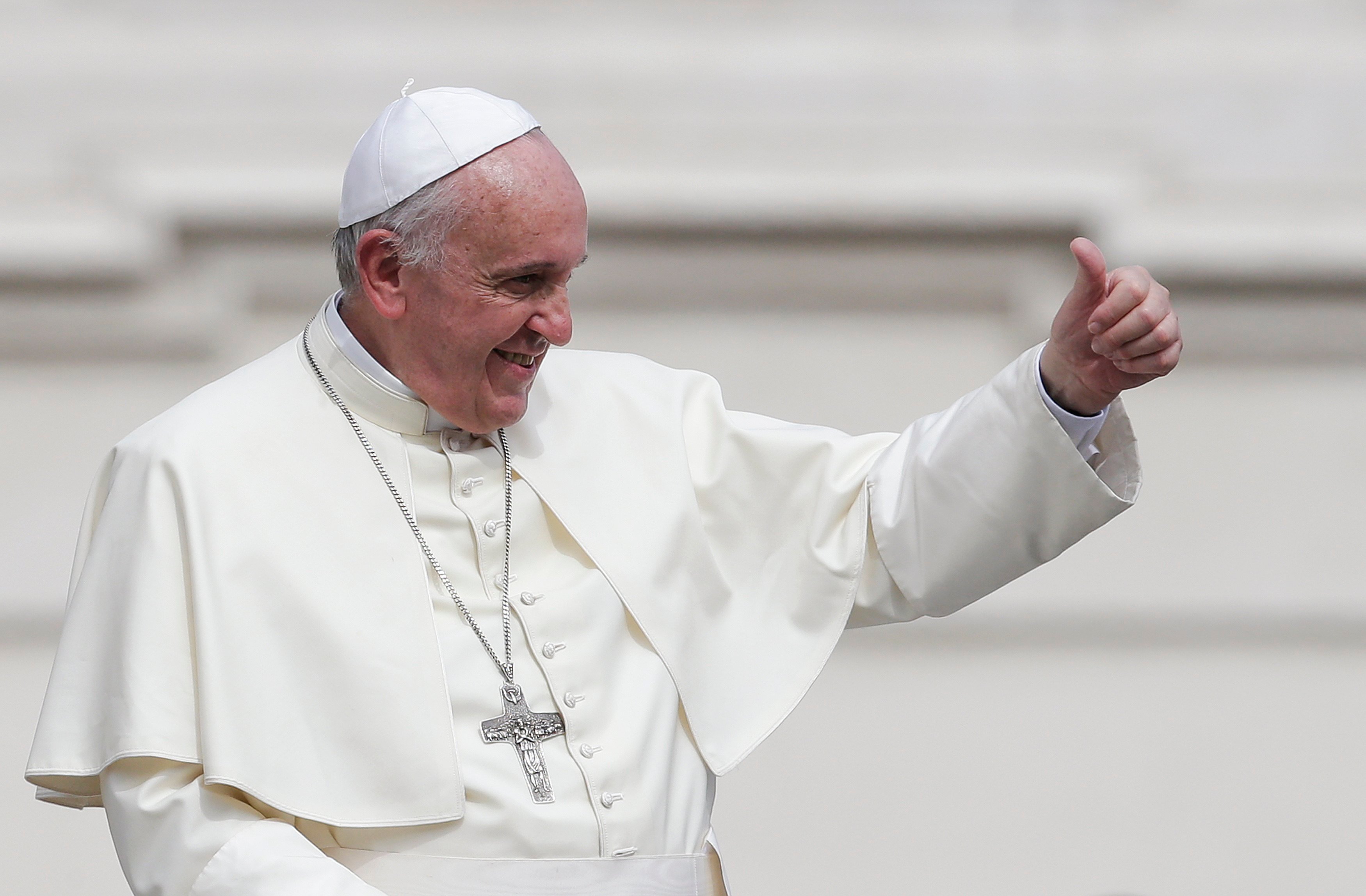 В eBay се избиват за бялата шапка на папата 