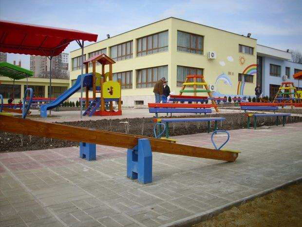 Ужас в Добрич! Кола влетя на детска площадка