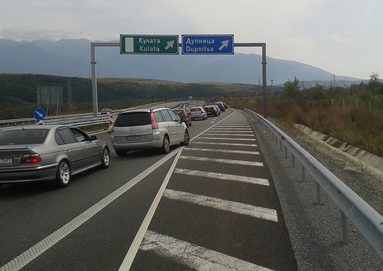 България се изнася към Гърция! Адски задръствания към границата (СНИМКИ)