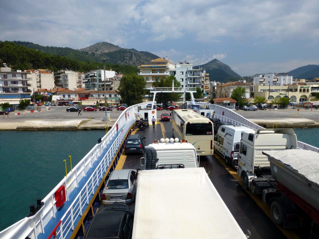 Ферибот с българи на борда се удари в скали край Корфу