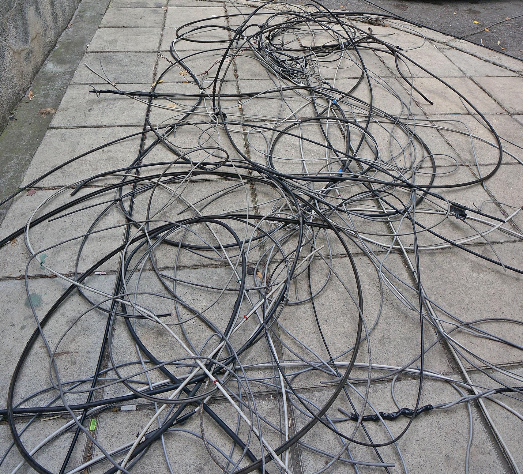 Крадци задигнаха по тъмно близо 400 метра кабели