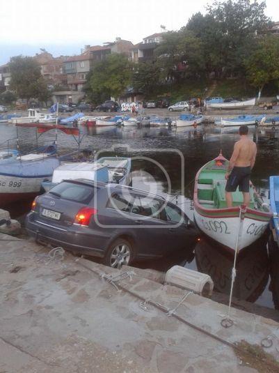 БЛИЦ-ОЧЕВИДЕЦ: Кола паркира насред лодките в Созопол 