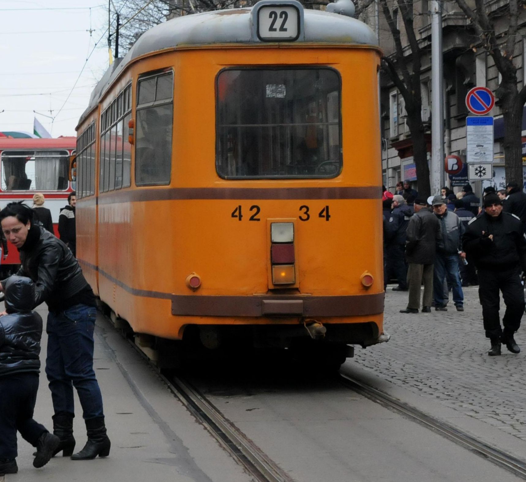 Спонтанен протест пред ДКЕВР спря трамваите по „Дондуков”