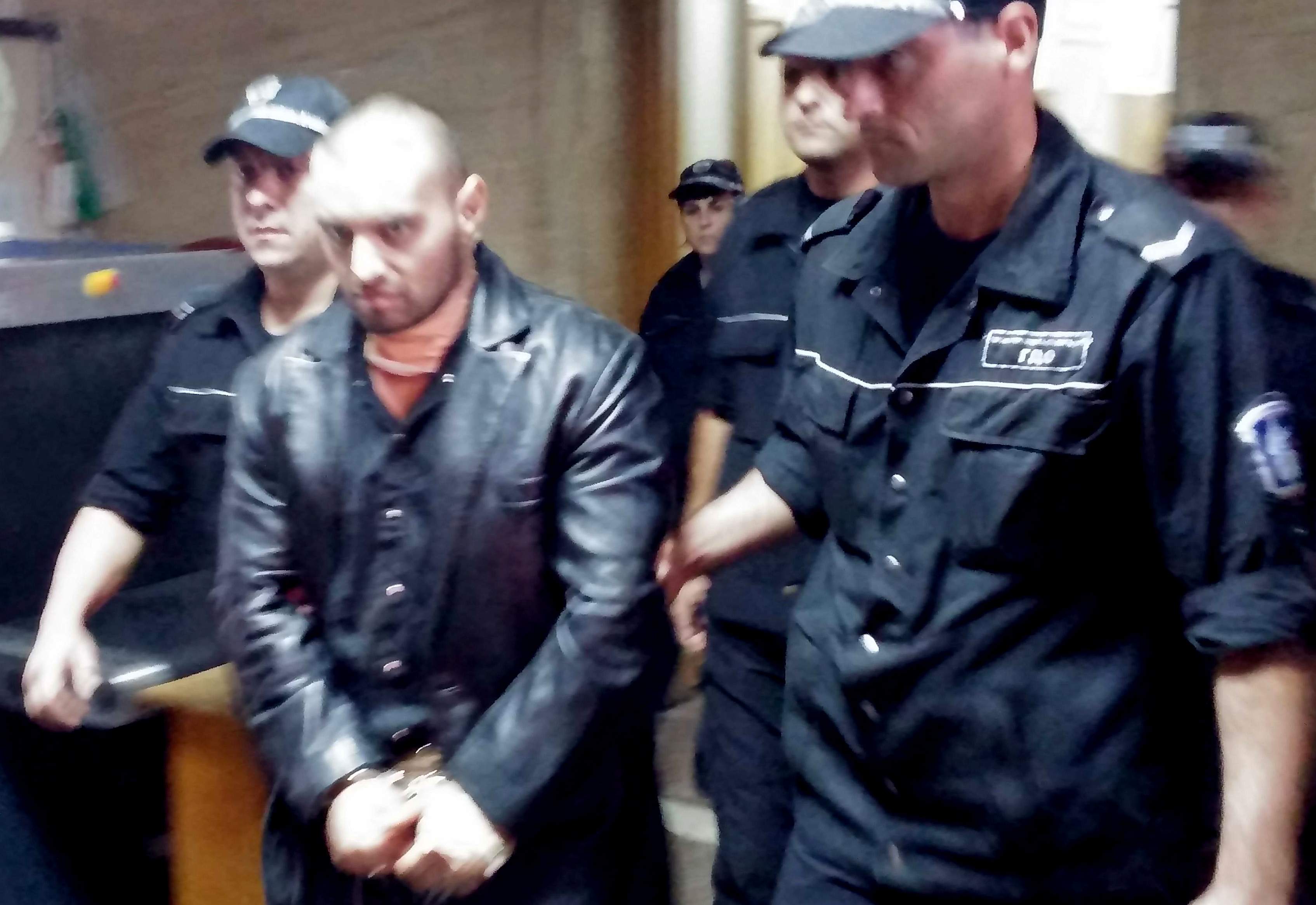Уплашени съседи на убиеца Емо Скорчев: Целеше ни с буркани и ни заплашваше