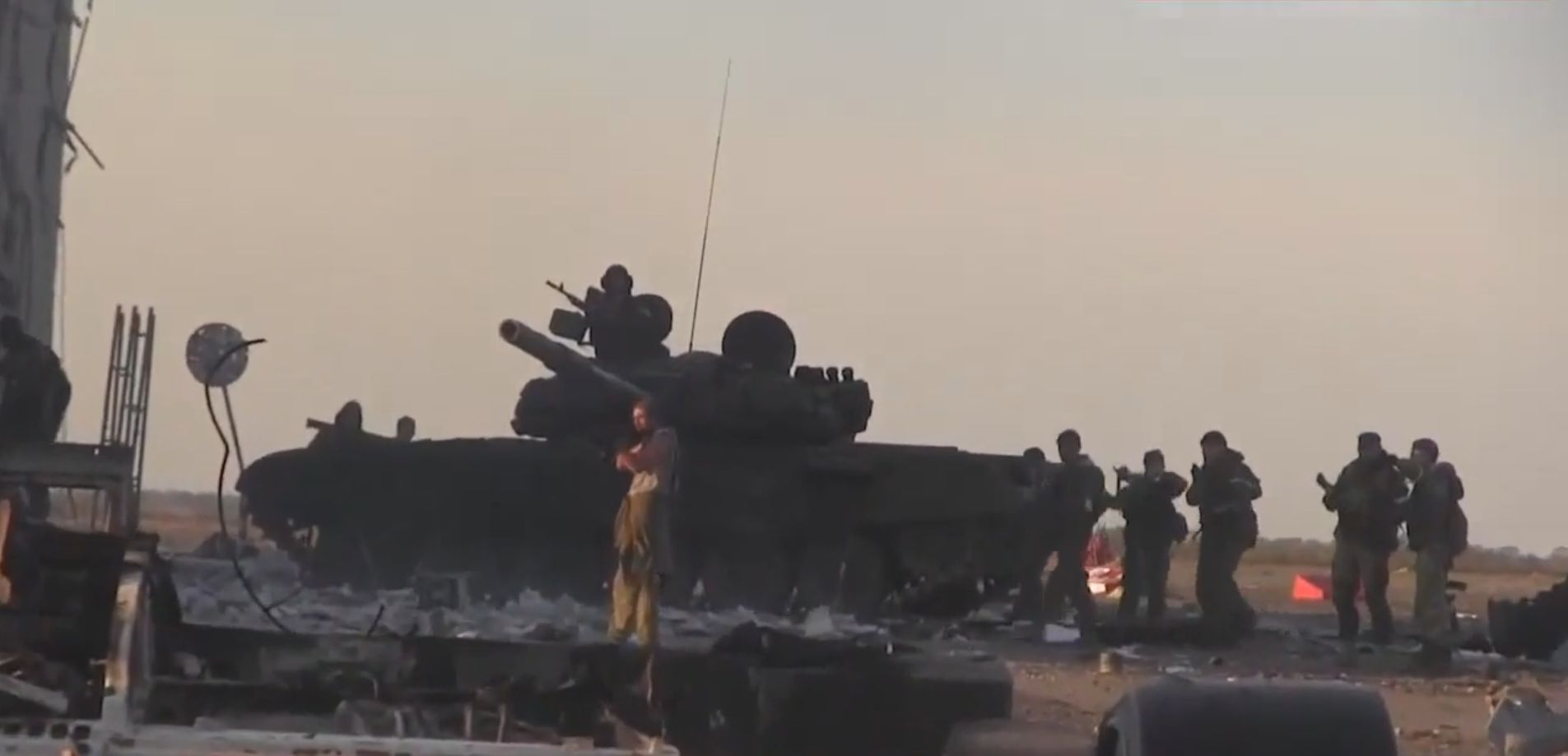 Танкове обстреляха опълченците до летището на Донецк (ВИДЕО)