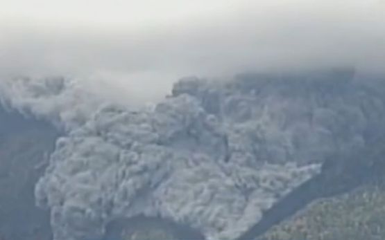 Туристи заснеха бягство от облака от вулкана в Япония (ВИДЕО)