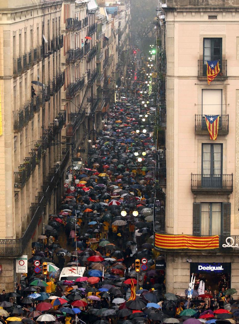 Хиляди поискаха референдум за независимост на Каталония (СНИМКИ/ВИДЕО)