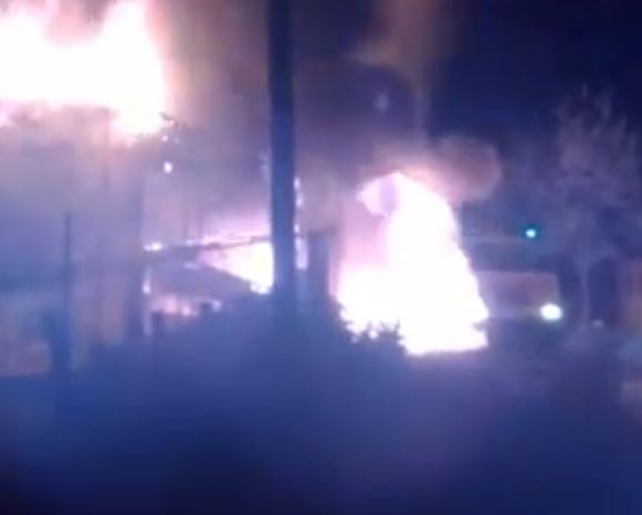 Вижте огромните пламъци, погълнали къщата в бургаското с. Маринка (ВИДЕО)
