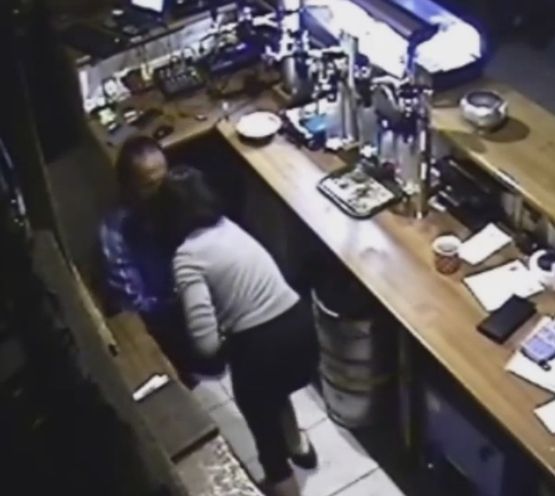 Нелегален имигрант се опита да изнасили барманка в кафене (ВИДЕО 18+)