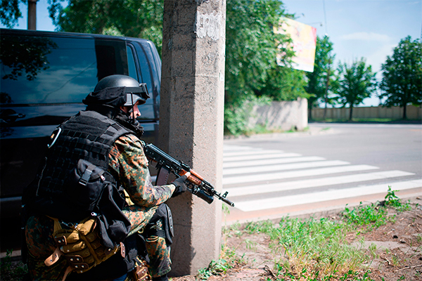 Проруските сили завзеха летището в Донецк, ЕС обяви че ще наложи нови санкции