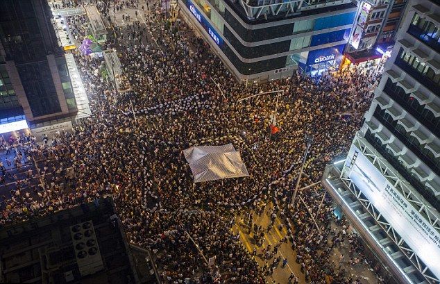 Мафията се опитала да смачка протестите в Хонконг