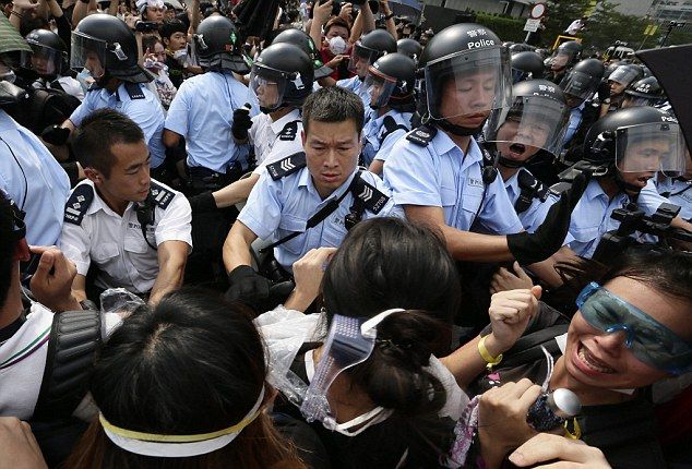 Мафията се опитала да смачка протестите в Хонконг