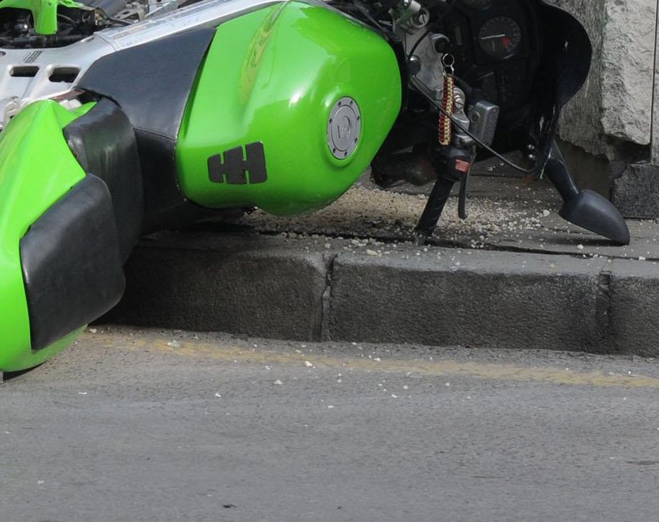 Мотористът, който блъсна момиче в Бургас, карал на задна гума
