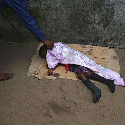 Трупове гният по улиците в Сиера Леоне, гробарите го удариха на рекет (СНИМКИ/ВИДЕО 18+)