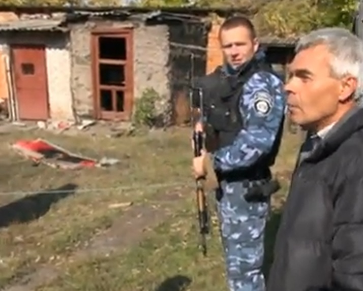 Скандално ВИДЕО: Киевски губернатор псува като каруцар мъж с разрушен от снарядите дом