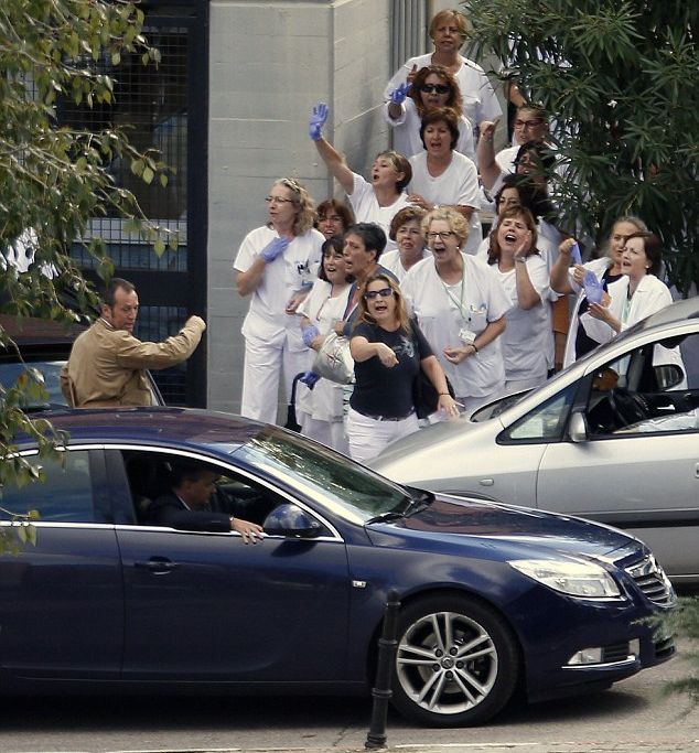 Медиците в Мадрид откачиха от ебола, замеряха с ръкавици премиера Рахой (ВИДЕО)
