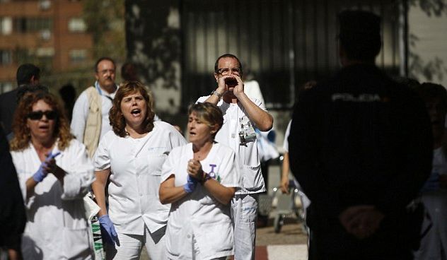 Медиците в Мадрид откачиха от ебола, замеряха с ръкавици премиера Рахой (ВИДЕО)