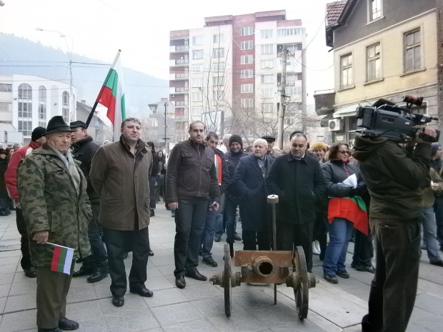 Кюстендилци на нов протест, блокират пътя за Македония