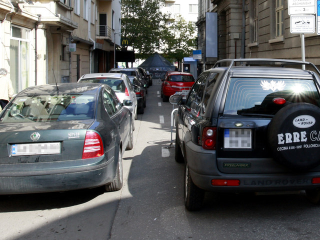 Неправилно паркирани коли запушиха изцяло ул. &quot;Гладстон&quot; в София (СНИМКА)