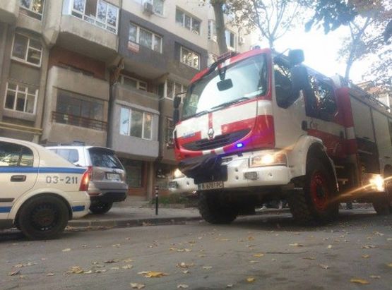 Огън на 10-ия етаж в блок във Варна вдигна пожарната на крак 
