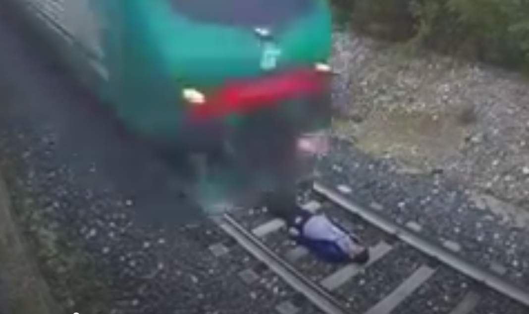 Тинейджър легна пред минаващ влак (ВИДЕО)