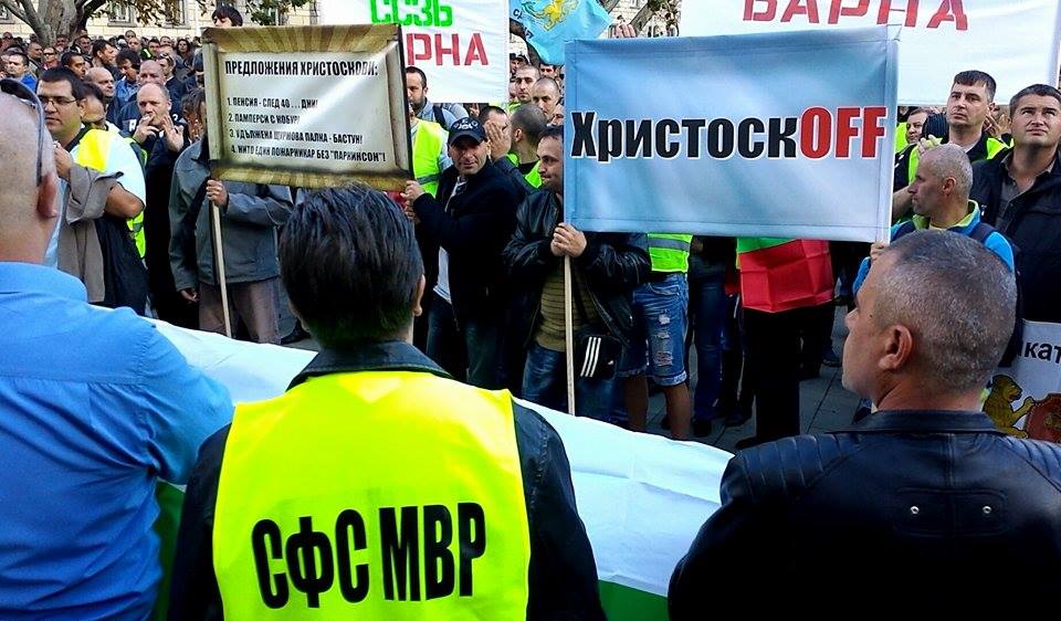 Полицаи и военни скандират под прозорците на Плевнелиев: Христосков - в пенсия! 