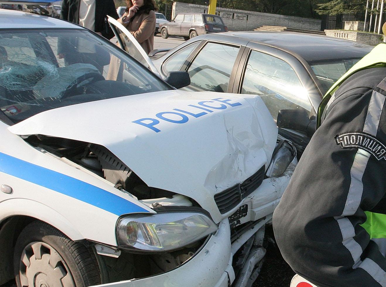 Ченгета в полицейска кола катастрофираха при гонка с нарушител
