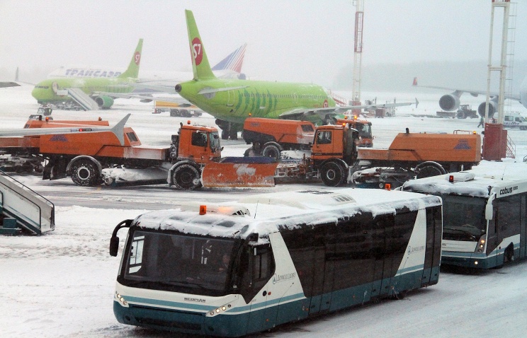 Самолет се сблъска със снегорин на пистата във Внуково
