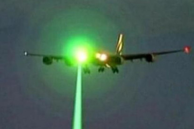 Заслепиха с лазер кацащ самолет