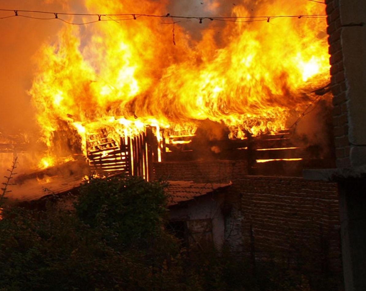 Пожар в Радомир! 5 деца и майка им обгазени 