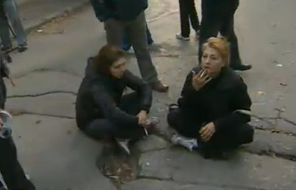 Тела срещу багери в Слатина: Хората седнаха на асфалта!