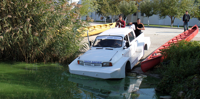 Студенти създадоха плаваща Dacia (ВИДЕО/СНИМКИ)