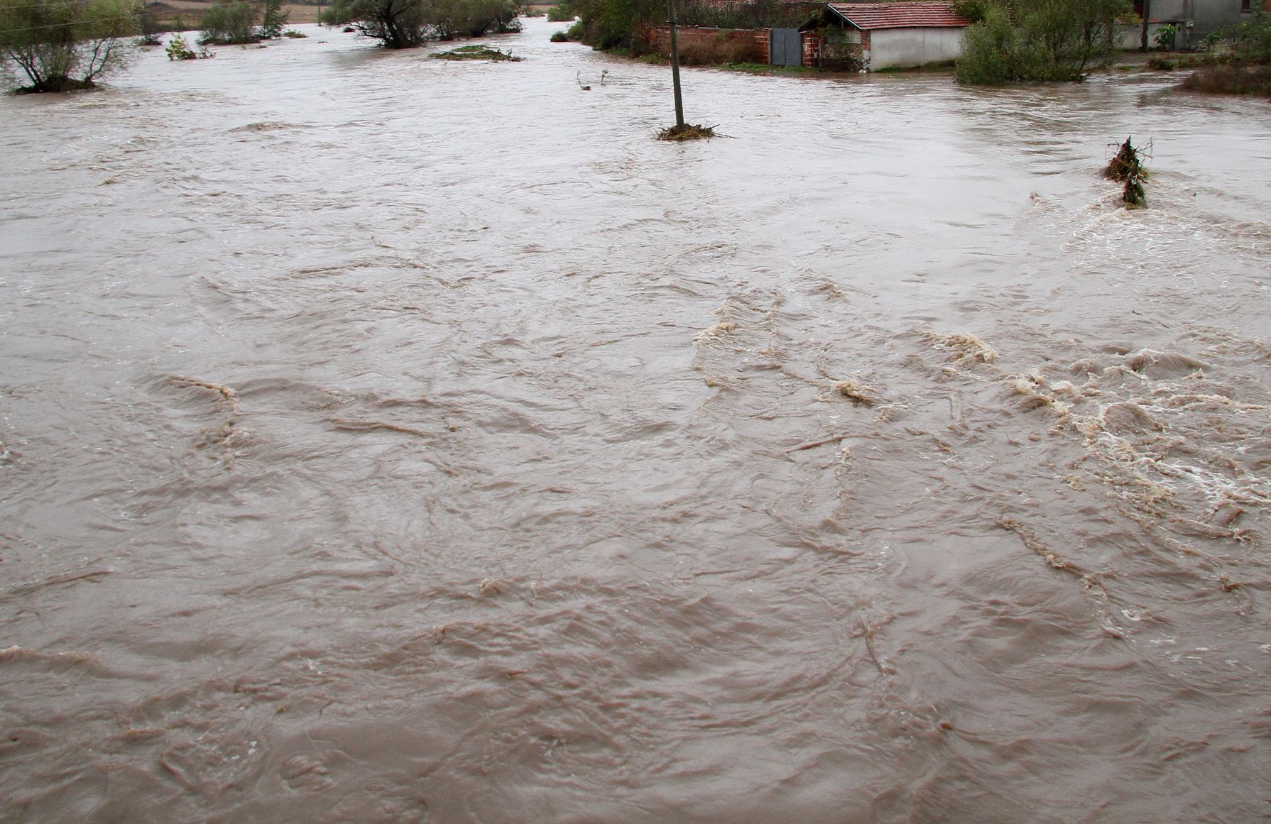 Потопът завлече семейство с колата им в скъсания язовир до село Черни връх