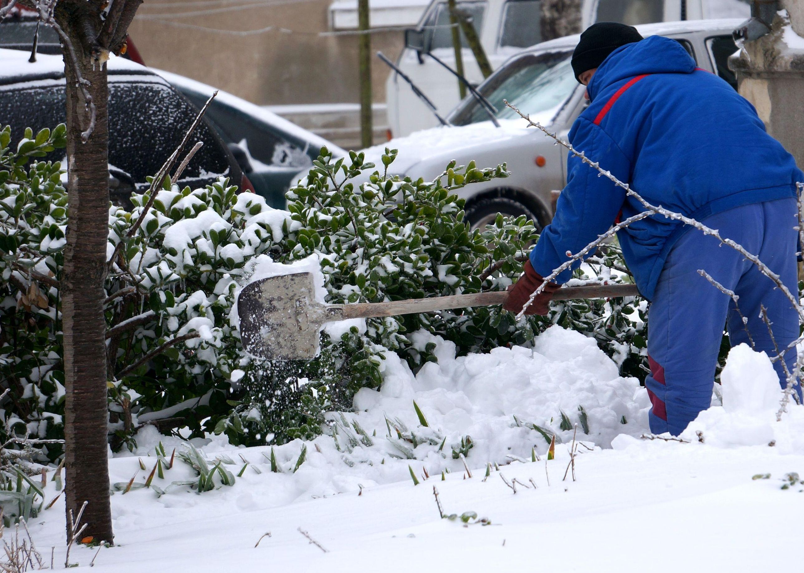 Допълнителни екипи на ЧЕЗ отстраняват авариите след снега