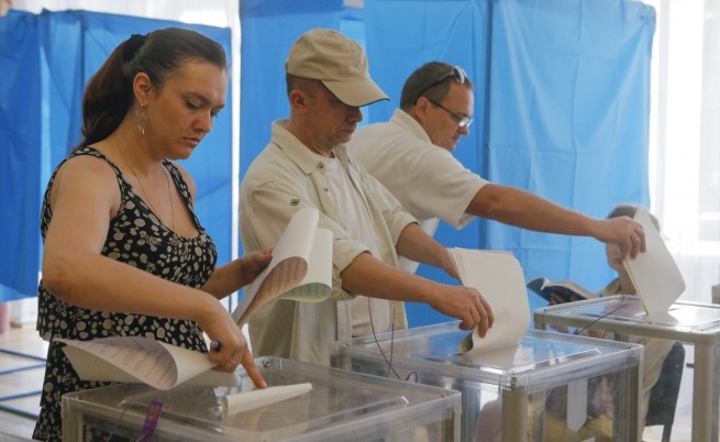 Предсрочни парламентарни избори се провеждат в Украйна 