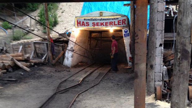 Експлозия и 30 миньори затрупани в турска мина 