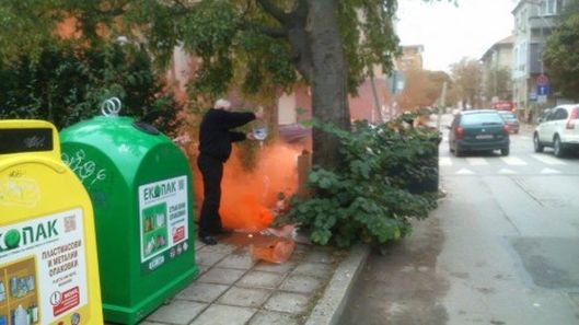 Хвърлиха оранжева димка край Руското училище (СНИМКА)