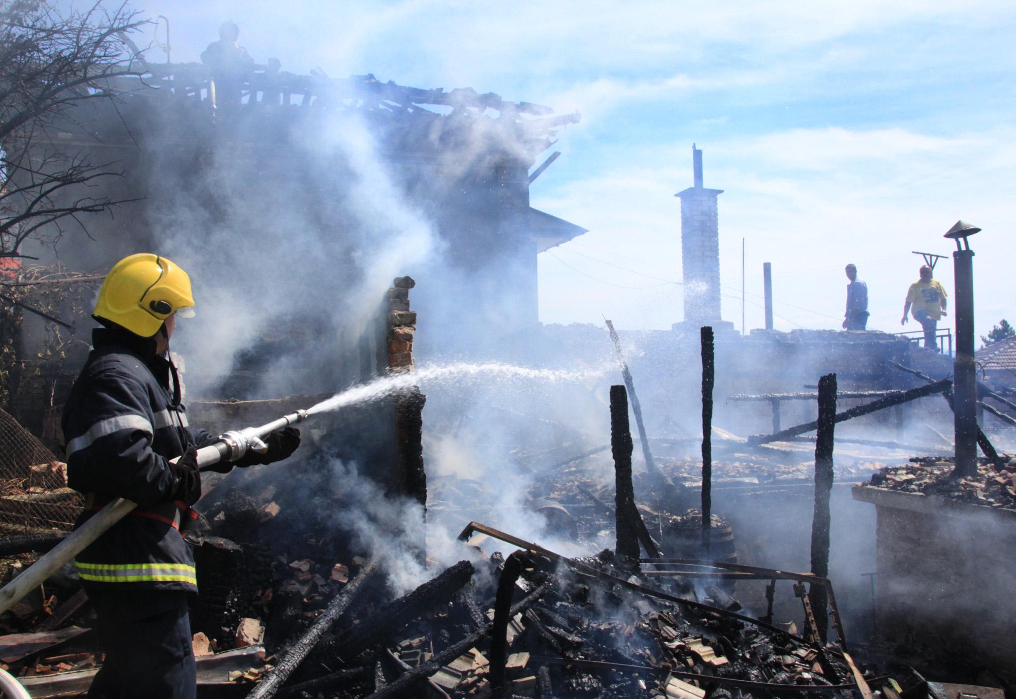 Ресторант в Струмяни изгоря до основи
