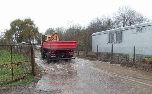 Откраднаха горивото на багерите, чистещи след потопа в Ченгене скеле