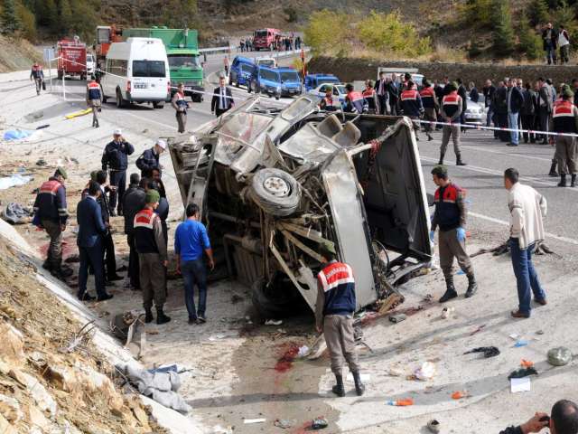 17 жертви на катастрофа с автобус в Турция