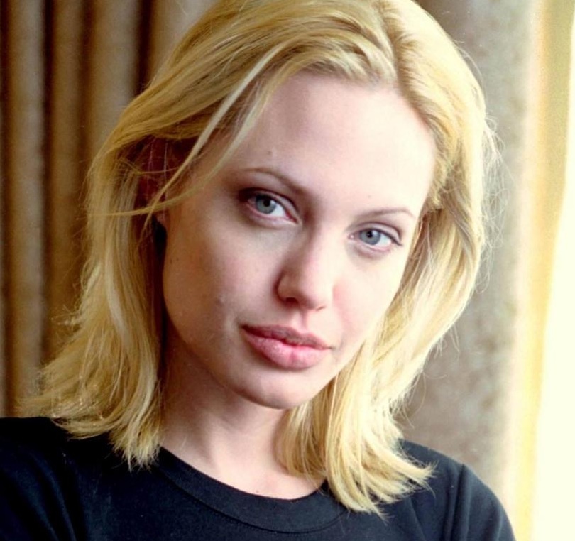 Анджелина Джоли се изруси