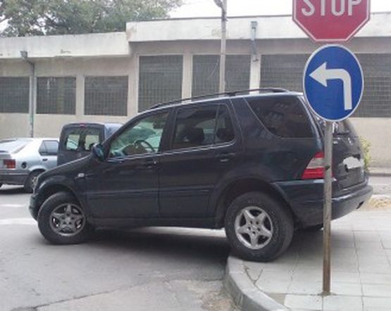 Най-наглото паркиране близо до Второ районно във Варна 