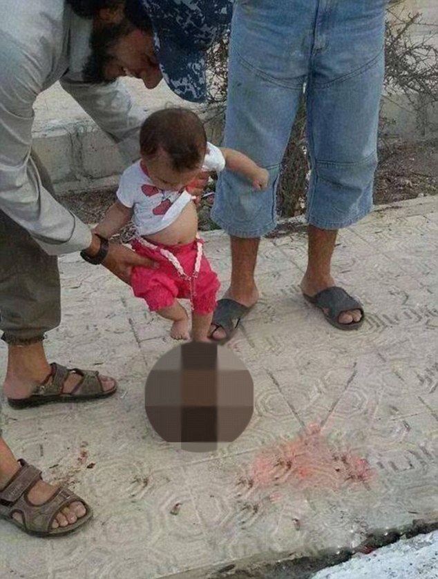 Нечувана жестокост: Баща кара бебето си да рита отрязана човешка глава (18+)