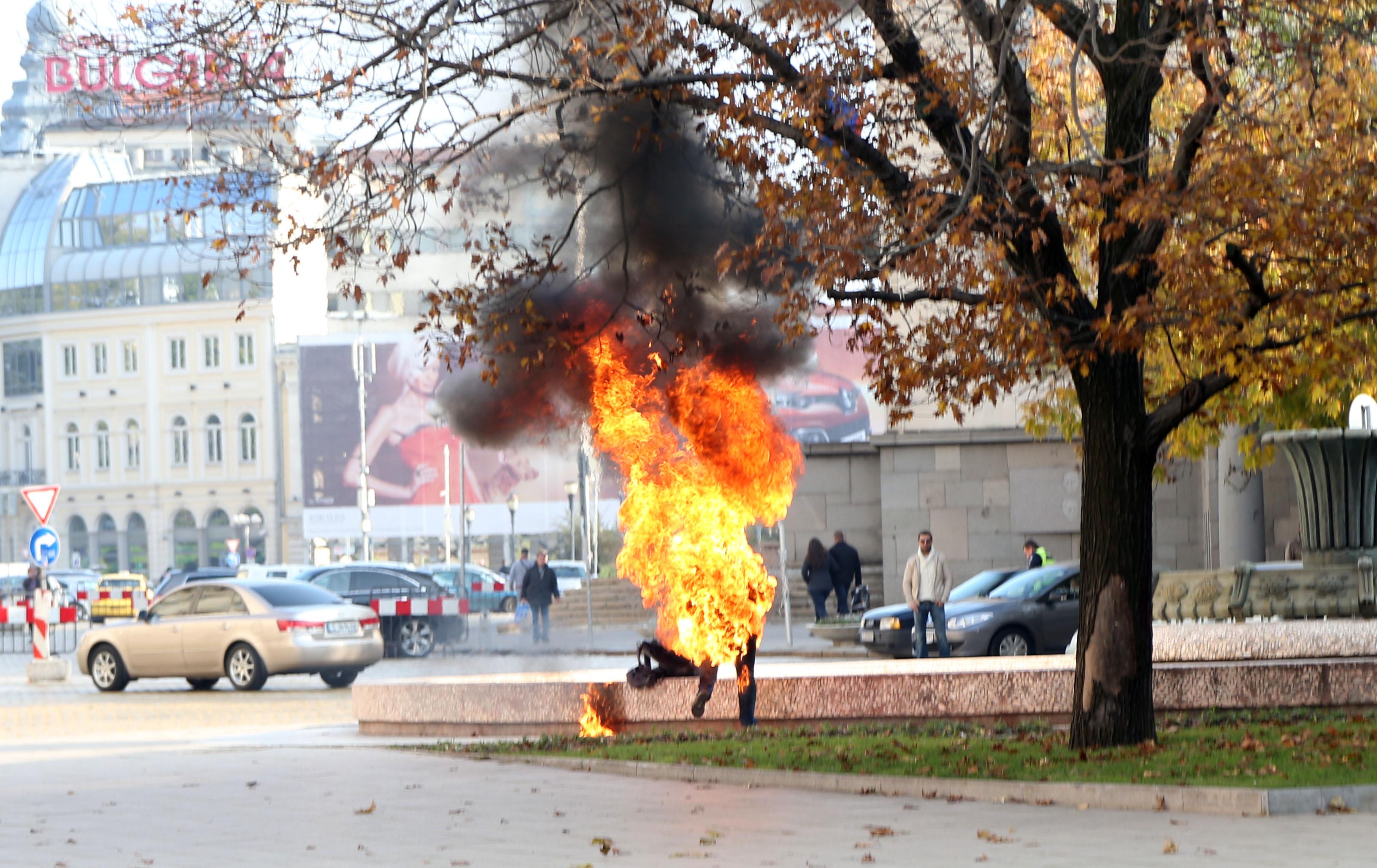 Самозапали се жена на шадравана пред президентството! (СНИМКА 18+)