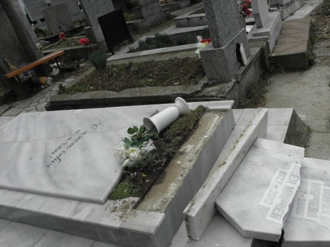 Циганета оскверниха гробище за кеф