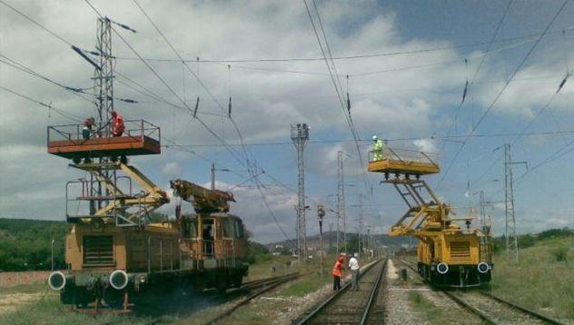 Камион скъса контактната мрежа край Кочериново, влаковете спряха