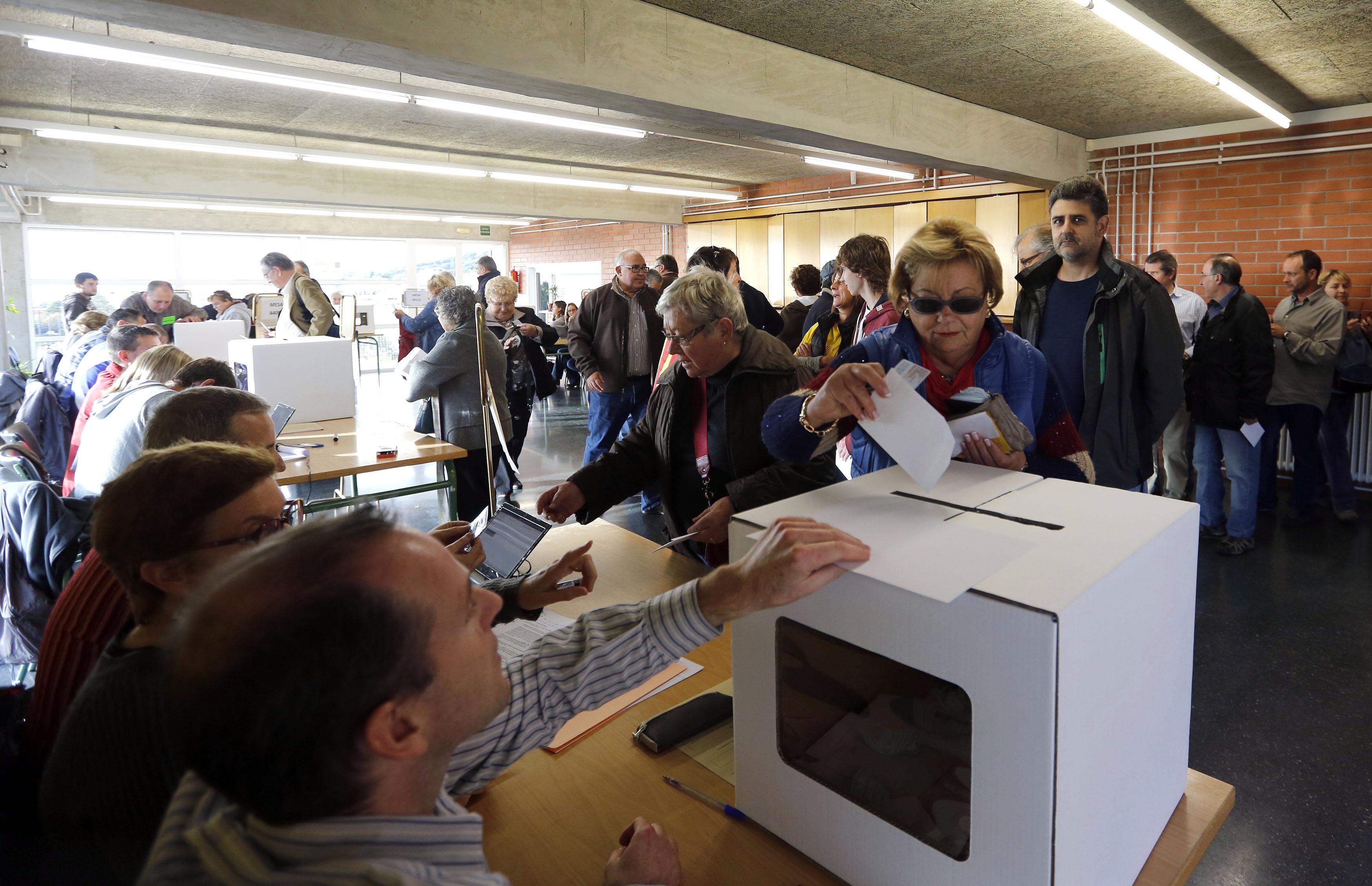 Стотици хиляди гласуват за независимост на Каталония